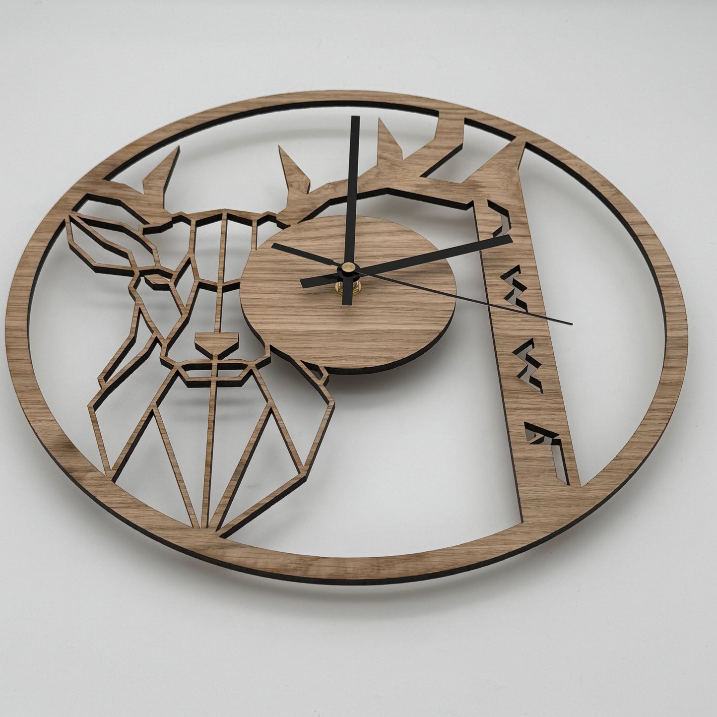 Holzwanduhr mit Hirschdesign – Geometrischer Laserschnitt, Naturholz, Dekorative Wanduhr