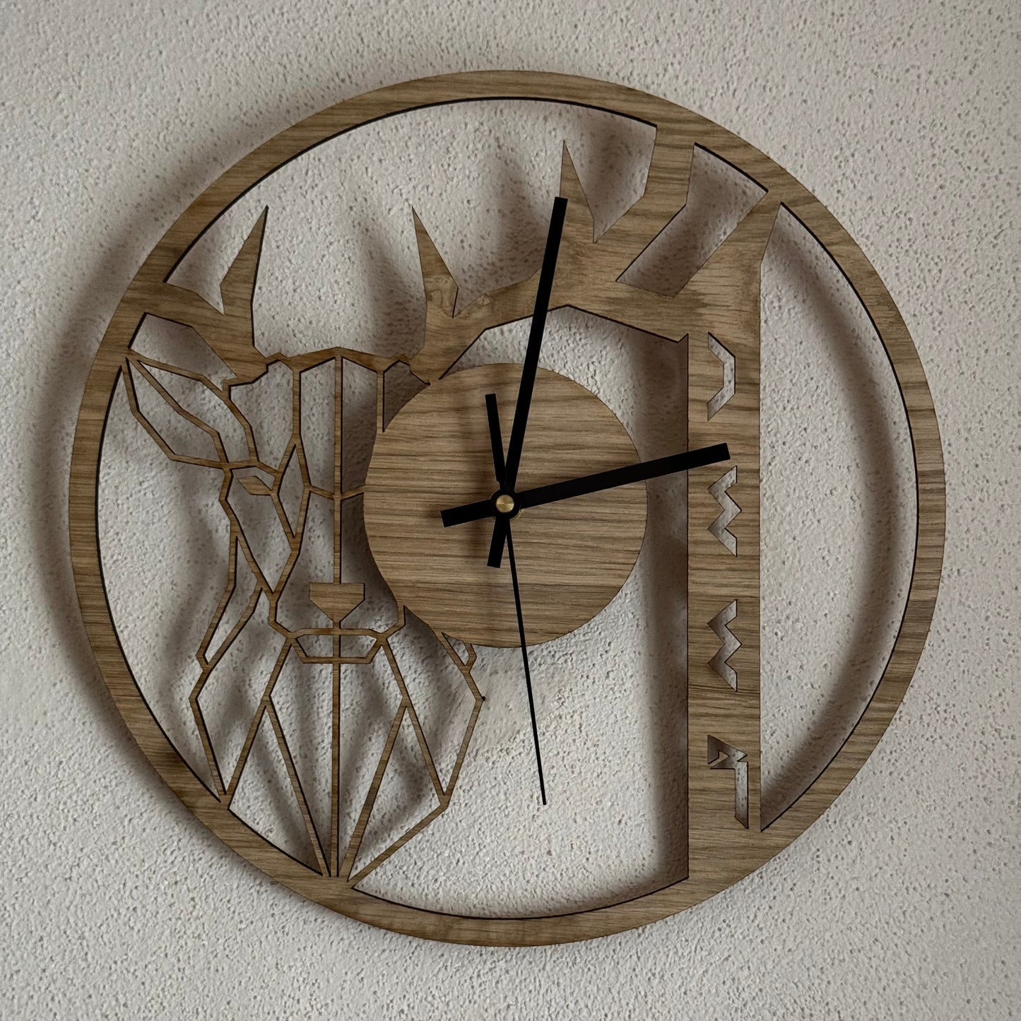 Holzwanduhr mit Hirschdesign – Geometrischer Laserschnitt, Naturholz, Dekorative Wanduhr