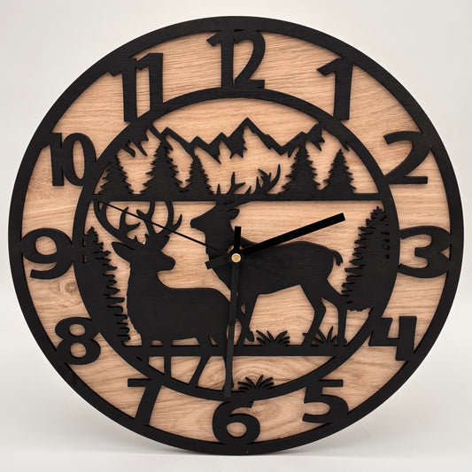 Rustikale Holz-Wanduhr mit Hirschmotiv