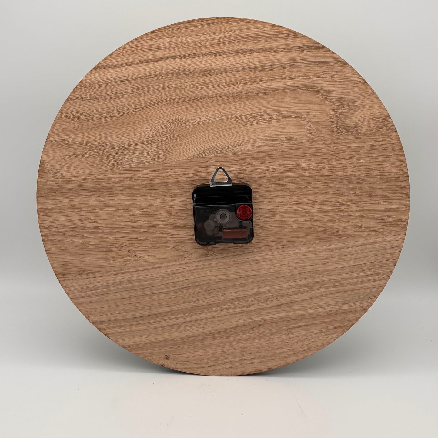 Rustikale Holz-Wanduhr mit Hirschmotiv